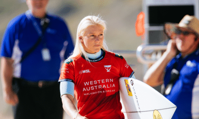 Tati Weston-Webb com a prancha na mão antes da etapa de Margaret River da WSL