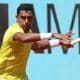 Na imagem, Thiago Monteiro rebatendo a bolinha com a raquete.