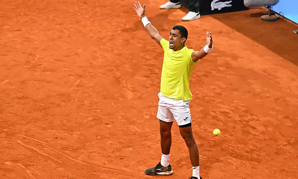 Na imagem, Thiago Monteiro comemorando sua vitória.