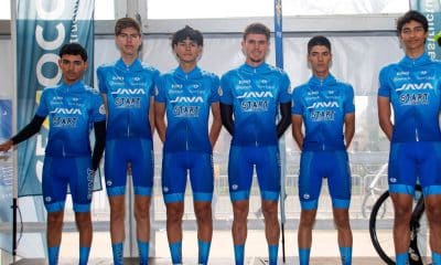Na imagem, Vinicius Howe, o quarto da esquerda para direita, enfileirado com seus companheiros de equipe.