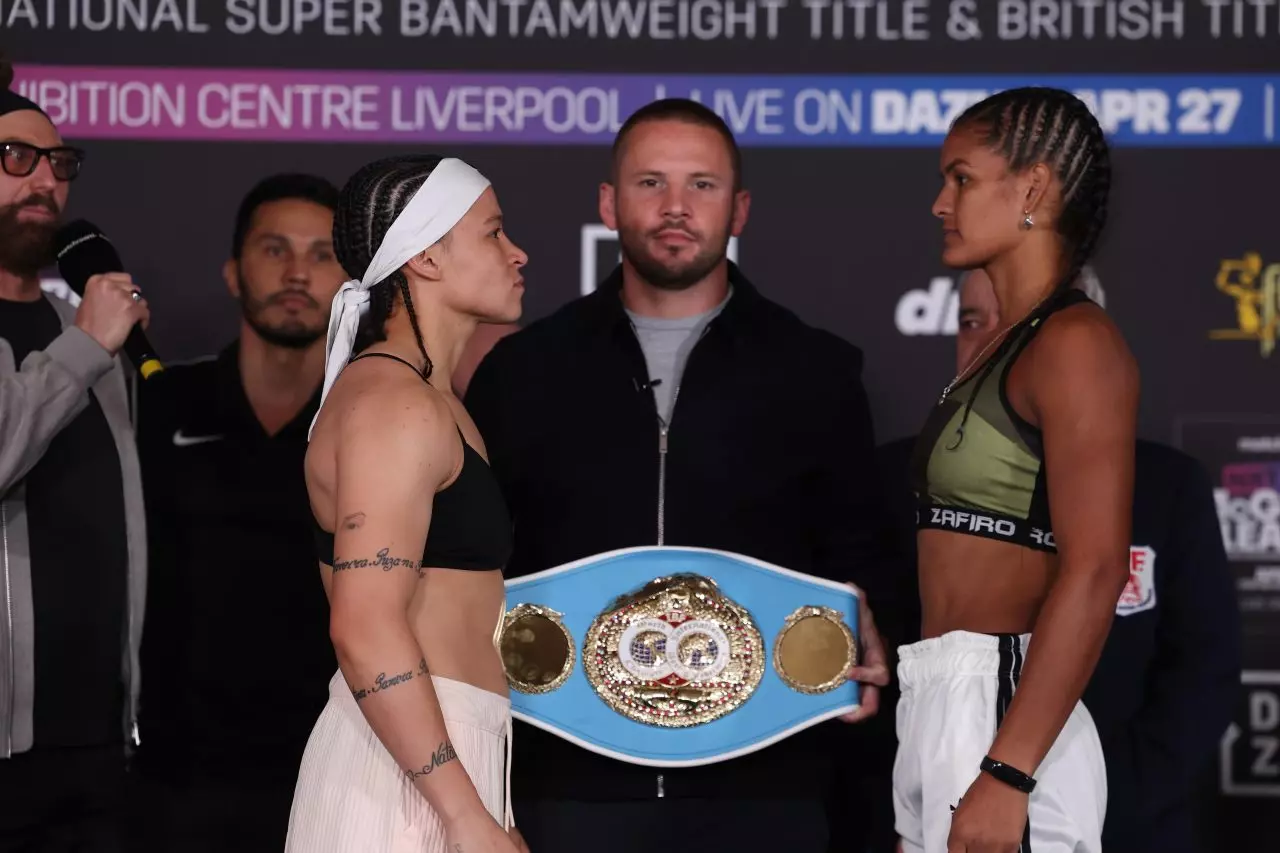 Beatriz Ferreira e Yanina Lescano na pesagem para a luta do cinturão do boxe profissional (Foto: Matchroom Boxing)