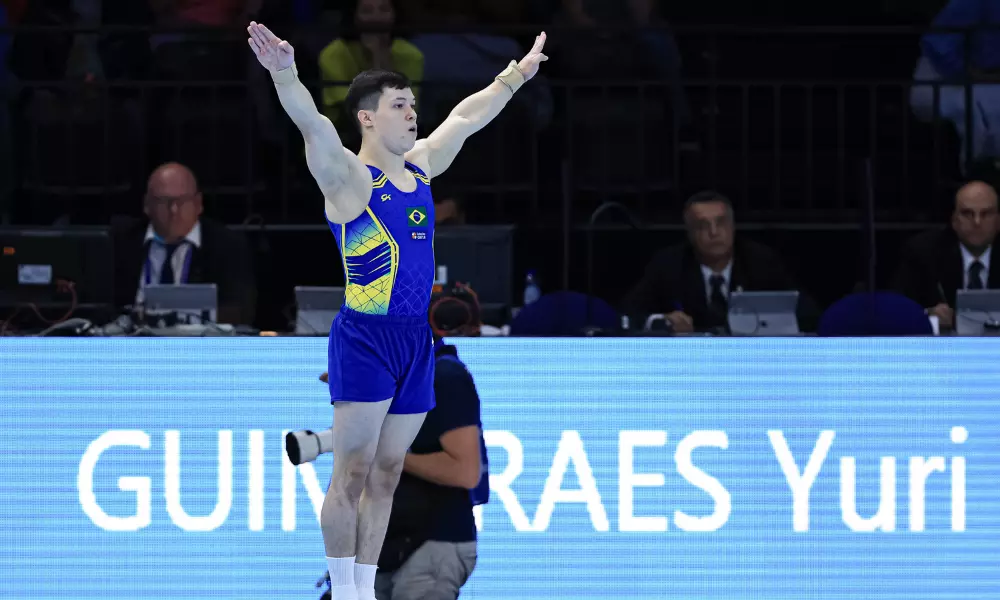 Yuri Guimarães em ação no solo da Copa do Mundo de Doha de ginástica artística
