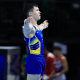 Yuri Guimarães de braços abertos após acrobacia no solo na Copa do Mundo de Doha de ginástica artística, em que ele não conseguiu vaga olímpica
