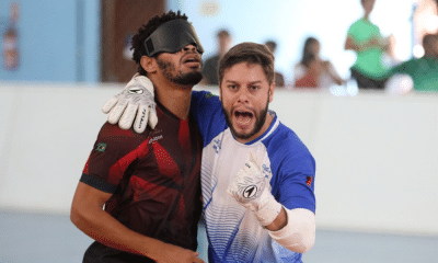 Goleiro Matheus Costa grita olhando em direção à câmera com o punho esquerdo cerrado e o braço direito abraçado a Maicon, autor do gol do título da Apace no Regional Nordeste