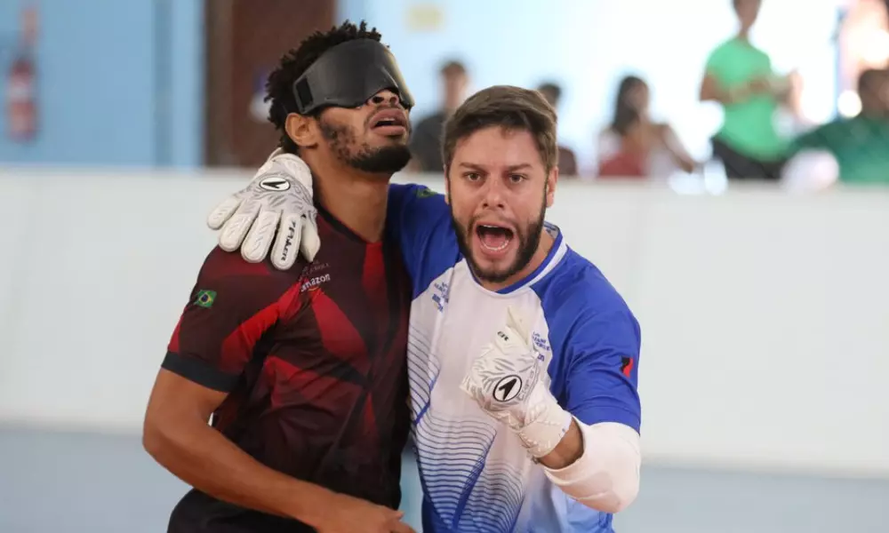 Goleiro Matheus Costa grita olhando em direção à câmera com o punho esquerdo cerrado e o braço direito abraçado a Maicon, autor do gol do título da Apace no Regional Nordeste