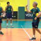 Bernardinho comanda treino da seleção masculina de vôlei em Saquarema