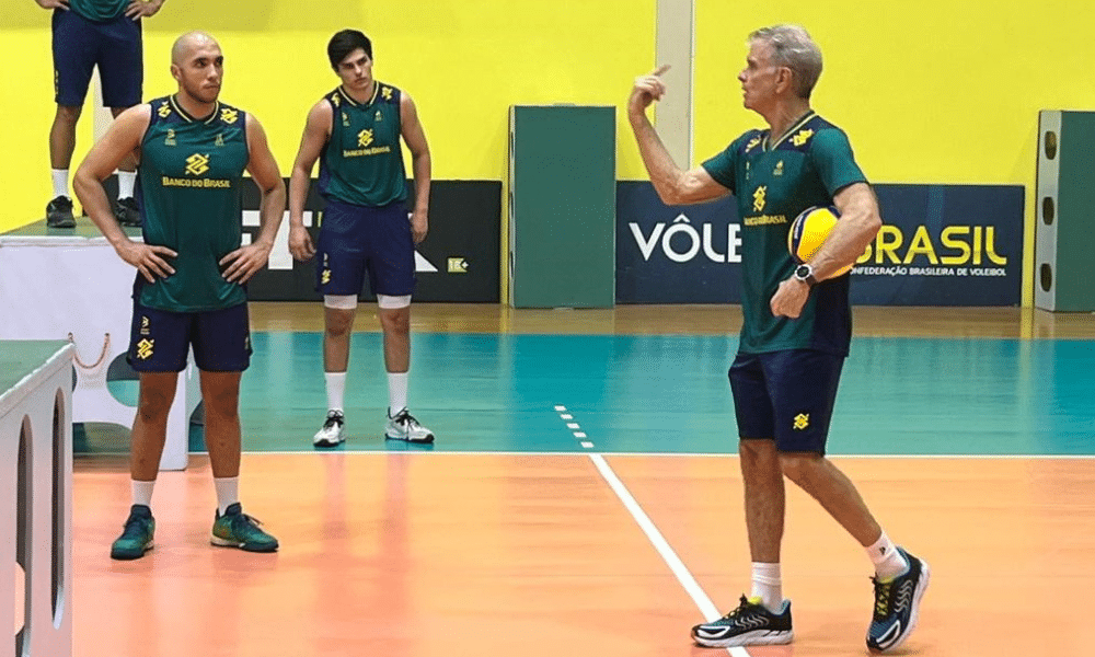 Bernardinho comanda treino da seleção masculina de vôlei em Saquarema