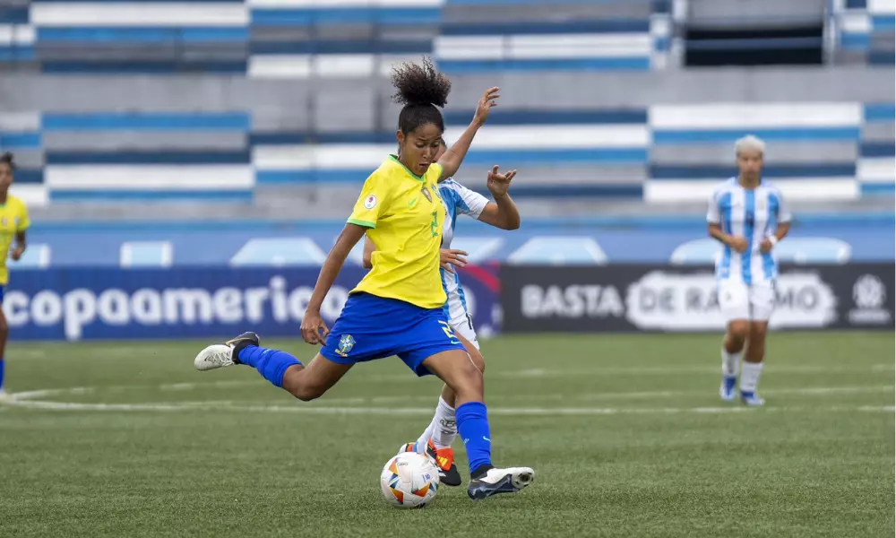 Gi Fernandes, do Brasil, chuta para o gol contra a Argentina no Sul-Americano Sub-20.