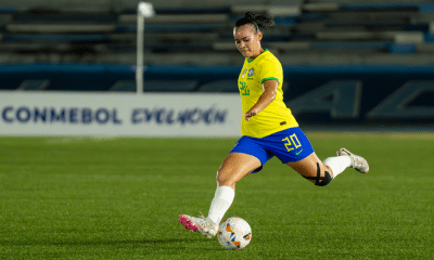 Carol, do Brasil, chuta a bola no jogo contra a Venezuela no Sul-Americano Sub-20 de futebol feminino