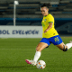 Carol, do Brasil, chuta a bola no jogo contra a Venezuela no Sul-Americano Sub-20 de futebol feminino