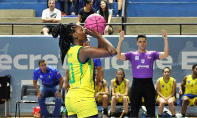 Evelyn faz arremesso no jogo entre Santo André e Sesi Araraquara na LBF
