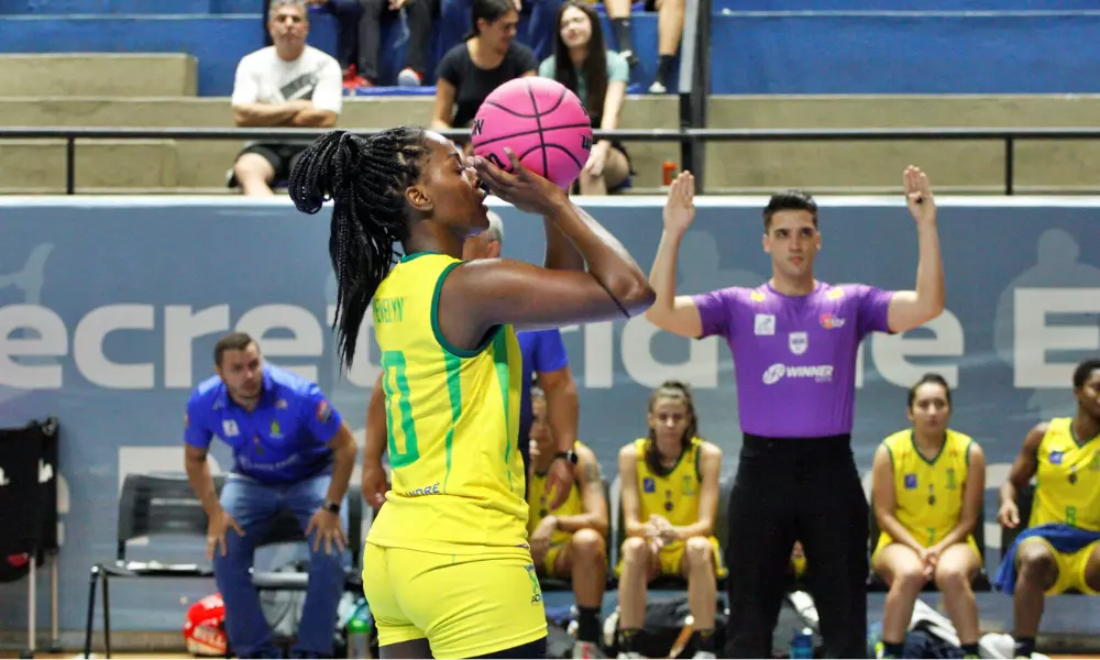 Evelyn faz arremesso no jogo entre Santo André e Sesi Araraquara na LBF