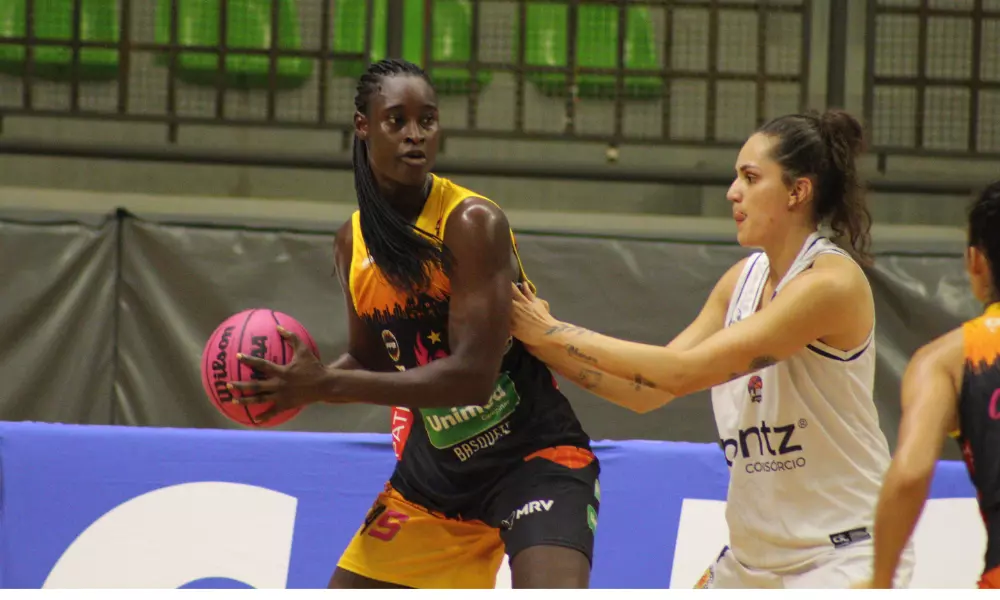 Fatou Diagne, do Unimed Campinas, marcada por atleta de São José em jogo da LBF