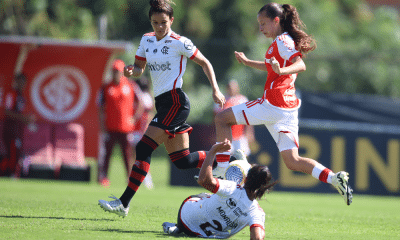 Jogadoras de Flamengo e Internacional disputam a bola em jogo do Brasileirão Feminino