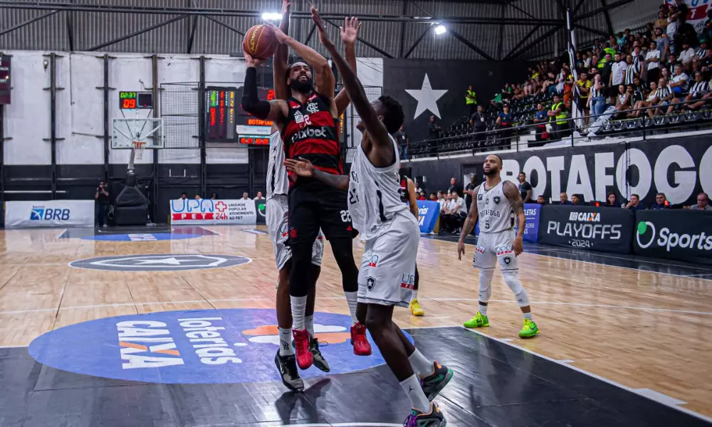 Lance de Flamengo x Botafogo no NBB. Fla e Vasco avançaram e estão nas quartas de final