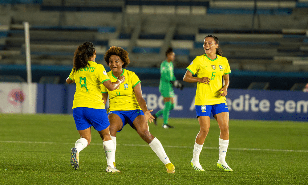 Brasileiras comemoram gol no Sul-Americano sub-20 feminino de futebol