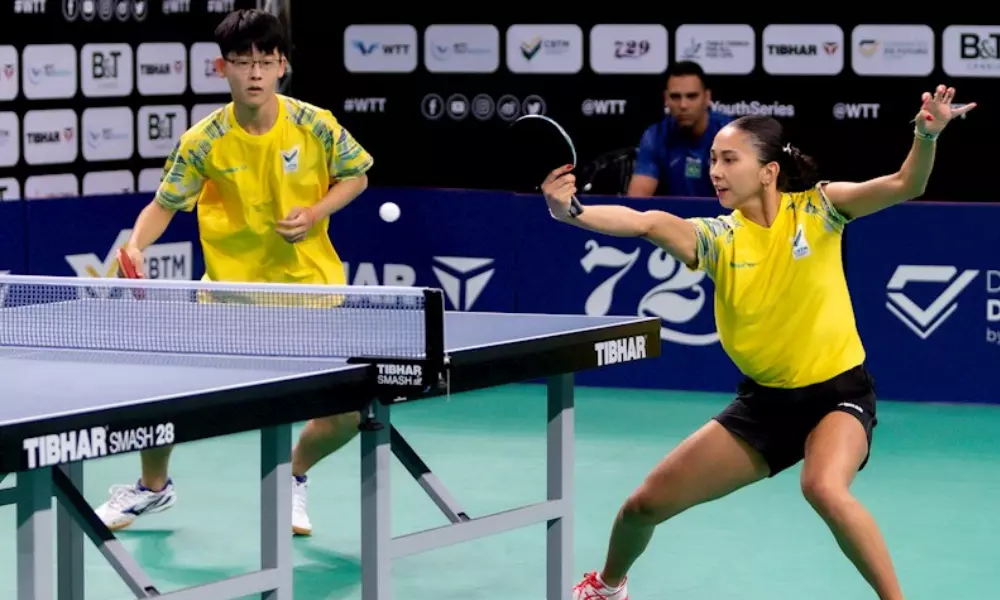 Giulia Takahashi e Leonardo Izuka em jogo pelo Brasil no WTT Youth Contender de Santiago