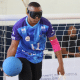 Atleta Vinícius começa a caminhada para o movimento de arremesso, segurando a bola com a mão direita. Foto: Renan Cacioli/ CBDV