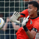 Goleiro João Paulo, do São Paulo, defendendo pênalti contra Corinthians pelas quartas de final da Copa do Brasil sub-17