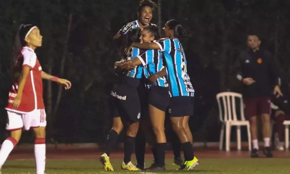 Jogadoras do Grêmio se abraçam após gol contra o Internacional no Brasileirão Feminino