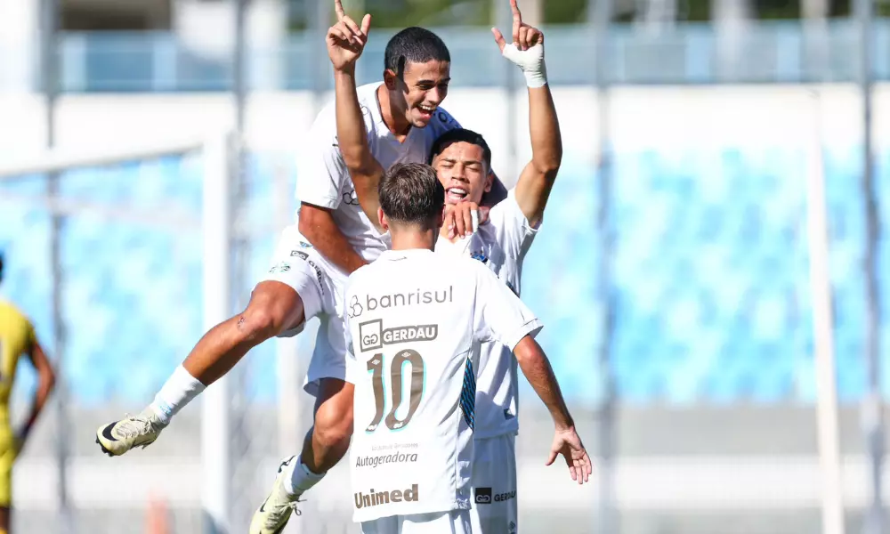 Jogadores do Grêmio comemoram gol no Brasileiro Sub-20