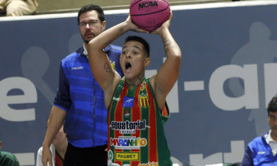 Lays carrega a bola em jogo entre Sampaio Basquete e Santo André na LBF