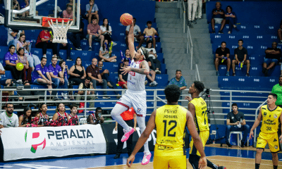 Lucas Dias tenta enterrada em jogo do Sesi Franca nos playoffs do NBB