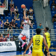 Lucas Dias tenta enterrada em jogo do Sesi Franca nos playoffs do NBB