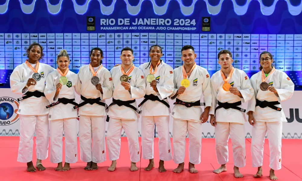 Com Rafaela Silva, Larissa Pimenta, Michel Augusto e William Lima no centro, delegação do Brasil posa para foto com medalhas do Pan-Americano e Oceania de judô