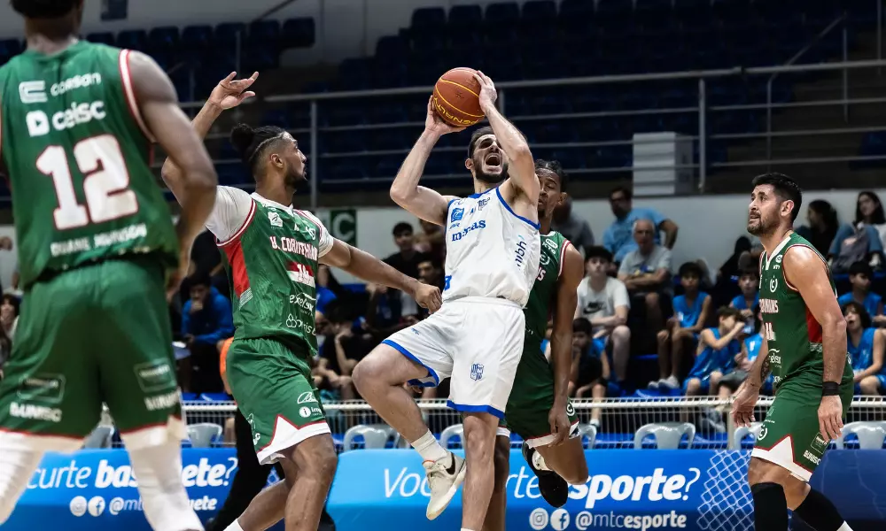 Lance do jogo entre Minas e União Corinthians no NBB