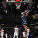 Mãozinha Pereira enterrando bola em partida do Grizzlies na NBA