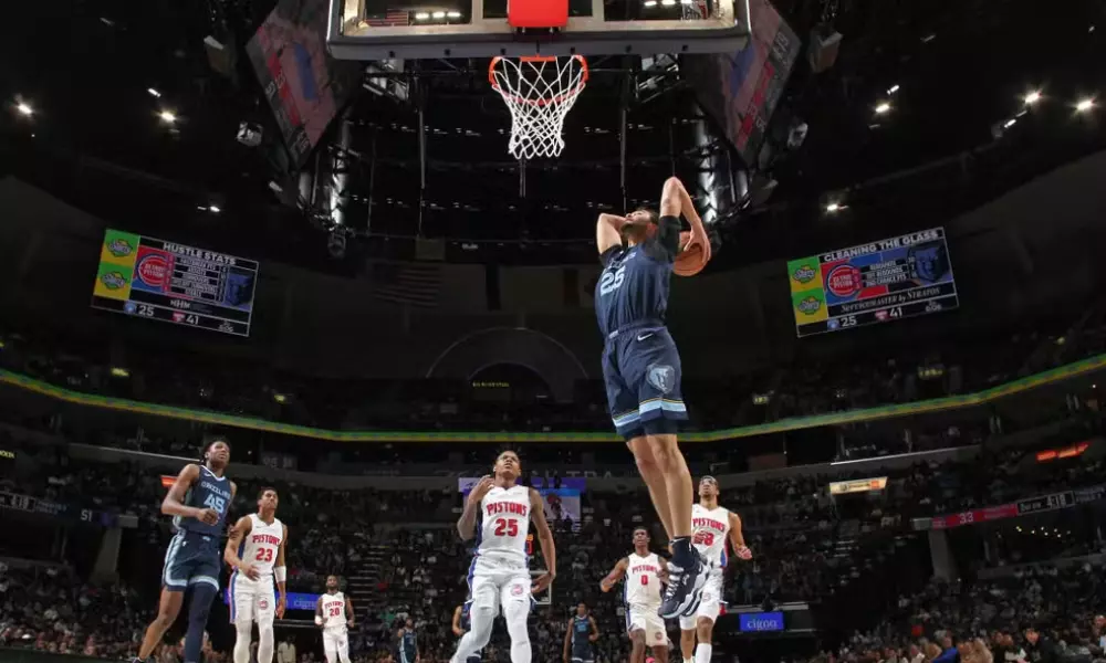 Mãozinha Pereira enterrando bola em partida do Grizzlies na NBA