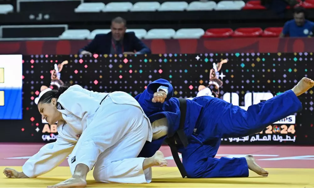De quimono branco, Érika aplica golpe na norte-americana Christella Garcia durante luta em Antalya (Foto: Tamara Kulumbegashvili/ IJF)