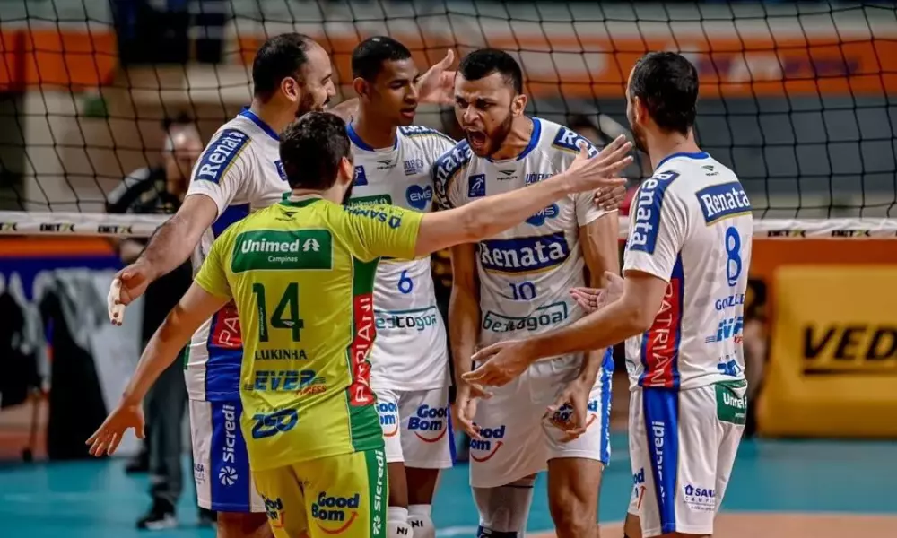 Jogadores do vôlei renata comemoram ponto contra o Vedacit Guarulhos na semifinal da Superliga Masculina