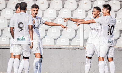 Jogadores do Santos comemorando gol contra Fluminense no Brasileirão sub-20 de futebol