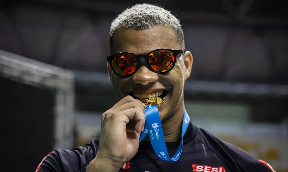 Darlan com medalha de campeão da Superliga Masculina de vôlei