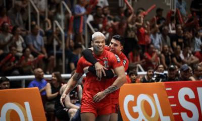 Darlan Souza recebe abraço de Guiga após ponto em Sesi Bauru x Araguari pelas quartas da Superliga Masculina