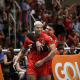 Darlan Souza recebe abraço de Guiga após ponto em Sesi Bauru x Araguari pelas quartas da Superliga Masculina
