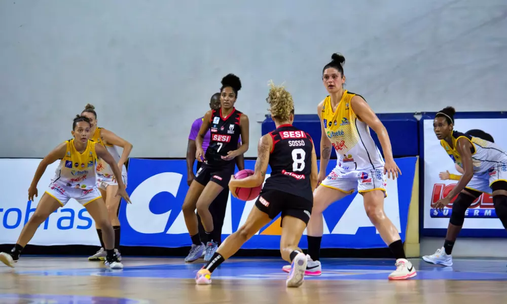 Lance do jogo entre Sesi Araraquara e BAX Catanduva na LBF