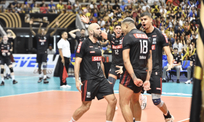 Jogadores do Sesi Bauru vibram com ponto na final da Superliga Masculina de vôlei