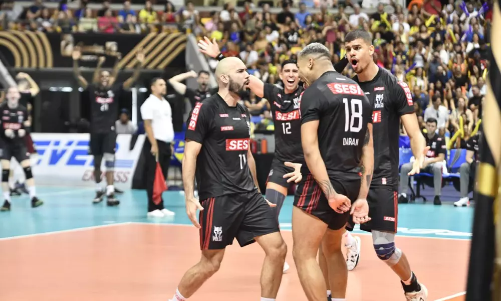 Jogadores do Sesi Bauru vibram com ponto na final da Superliga Masculina de vôlei