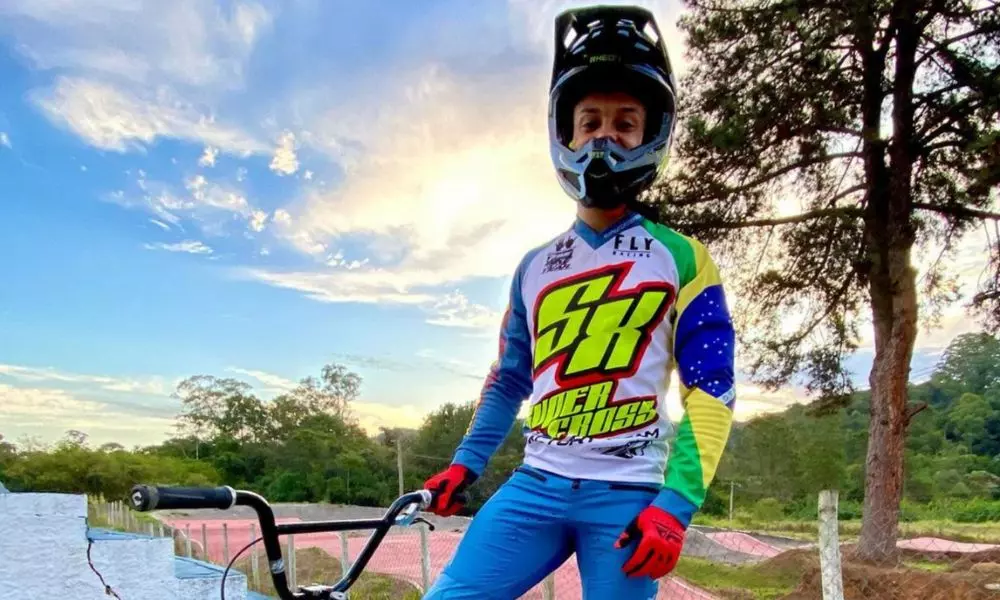 vicente garcia, do BMX, posa para foto