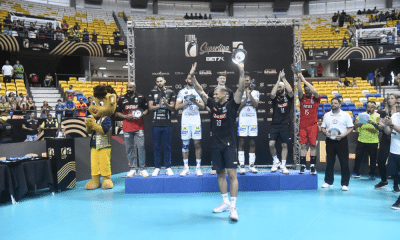 Darlan Souza recebendo o troféu de melhor jogador da Superliga Masculina de vôlei