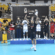 Darlan Souza recebendo o troféu de melhor jogador da Superliga Masculina de vôlei