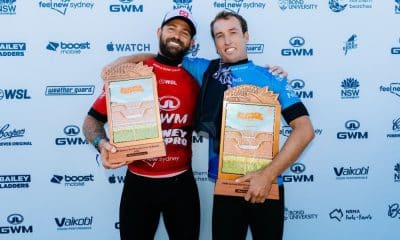 Alejo Muniz, vice-campeão do Challenger Series de Sydney, posa com o troféu ao lado do vencedor, o australiano Jordan Lawler