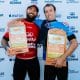Alejo Muniz, vice-campeão do Challenger Series de Sydney, posa com o troféu ao lado do vencedor, o australiano Jordan Lawler