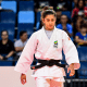 Amanda Lima, de judogi branco, olhando para baixo antes de luta no Grand Slam de Dushanbe de judô; Michel Augusto também perdeu nas oitavas