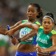 Ana Azevedo recebendo passagem de bastão de Vitória Rosa no revezamento 4x100m feminino