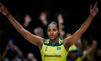 Ana Cristina ergue os braços após pontuar na Liga das Nações de vôlei feminino (VNL)