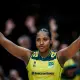Ana Cristina ergue os braços após pontuar na Liga das Nações de vôlei feminino (VNL)
